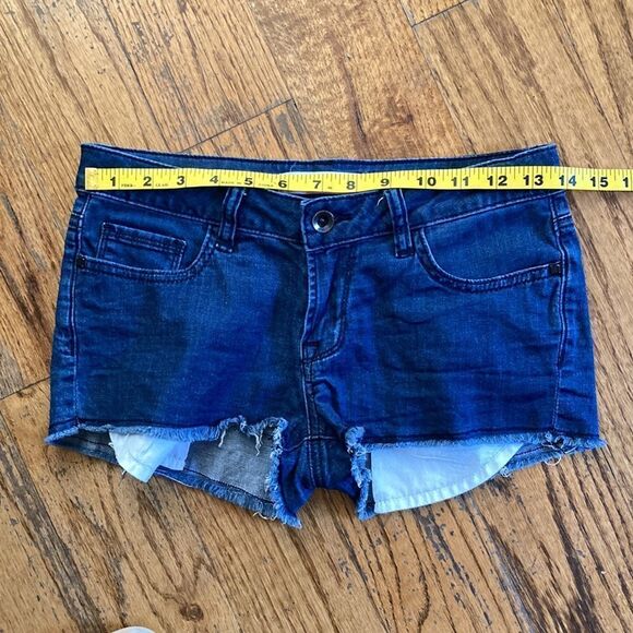 O T B Juniors Raw Hem Jean Shorty Shorts Size 1 - Picture 6 of 8